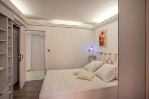 a bedroom with a large bed with white sheets and pillows at Lucamare - Casa Rossa in LʼÎle-Rousse