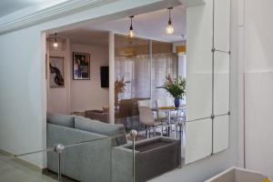 a living room with a couch and a table at Lucamare - Casa Rossa in LʼÎle-Rousse