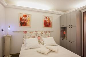 a bedroom with a bed with two pillows at Lucamare - Casa Rossa in LʼÎle-Rousse