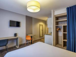 Μια τηλεόραση ή/και κέντρο ψυχαγωγίας στο Aparthotel Adagio Access Saint Nazaire