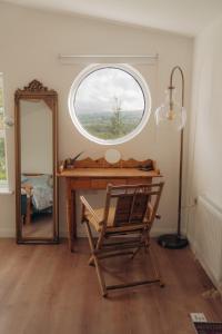 Φωτογραφία από το άλμπουμ του Unique Hot-tub Chalet with Balcony Views σε Γουέστπορτ