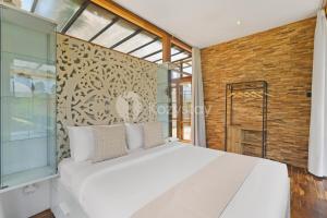 Postel nebo postele na pokoji v ubytování Griya Keraton Villa by Kozystay - Dago + 52 fotografií