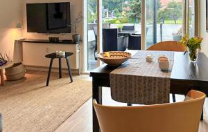 Μια τηλεόραση ή/και κέντρο ψυχαγωγίας στο 1 Bedroom Nice Apartment In Helsingør