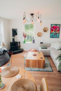 Χώρος καθιστικού στο Unique Hot-tub Chalet with Balcony Views