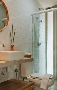 Un baño con lavabo, inodoro y ducha. en Casa Nina Milagres, en São Miguel dos Milagres 12 fotos más