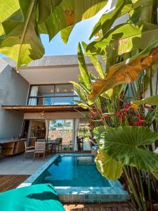 una piscina en medio de una casa con plantas en Casa Nina Milagres, en São Miguel dos Milagres