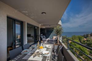 un balcone con tavolo e vista sull'oceano di Playa Marina a Bastia