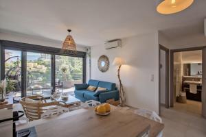 un soggiorno con un divano blu e un tavolo di Playa Marina a Bastia