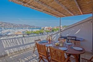 Una mesa en un balcón con vista a una ciudad. en Casa Sainte-Anne, en Saint-Florent