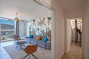 una sala de estar con un sofá y una mesa en Casa Sainte-Anne, en Saint-Florent 33 fotos más