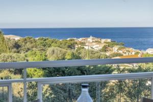 a view of the ocean from a balcony at Casa Lucia in Algajola