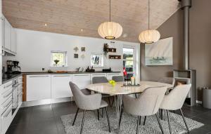 Una cocina con mesa de comedor y sillas. en 3 Bedroom Amazing Home In Slagelse, en Drøsselbjerg
