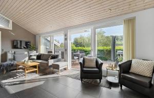 una sala de estar con un sofá y sillas en 3 Bedroom Amazing Home In Slagelse, en Drøsselbjerg