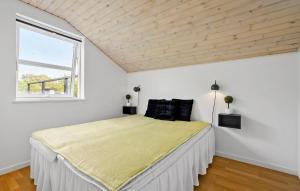 1 dormitorio blanco con 1 cama grande y ventana en 3 Bedroom Amazing Home In Slagelse, en Drøsselbjerg