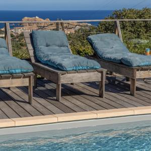 twee stoelen met kussens op een terras naast een zwembad bij Villa A Surgenta in Monticello