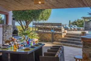 een tafel met eten en drinken op een patio bij Villa A Surgenta in Monticello +41 foto's