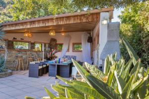 een patio met een bar en een tafel met stoelen bij Villa A Surgenta in Monticello