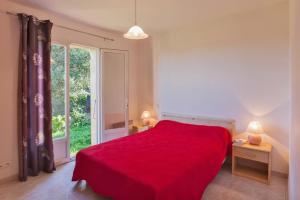 une chambre avec un lit rouge et une fenêtre dans l'établissement Domaine Bollaccia - Casa Ostriconi, à Monticello 20 autres photos