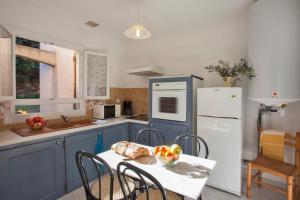 une cuisine avec une table avec un bol de fruits dessus dans l'établissement Domaine Bollaccia - Casa Ostriconi, à Monticello