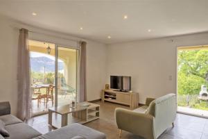 Una sala de estar con un sofá y un televisor. en Casa U Castagnettu, en Patrimonio