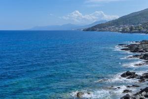 ein großes Gewässer mit Bergen im Hintergrund in der Unterkunft Casa Bordimare Miomo Cap Corse in La Vasina