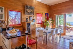 eine Küche und ein Esszimmer mit Tisch und Stühlen in der Unterkunft Maison E Tre Petre in Valle-di-Campoloro