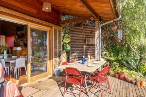 eine Terrasse mit Tisch und Stühlen auf einem Deck in der Unterkunft Maison E Tre Petre in Valle-di-Campoloro + 40 Fotos