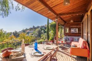 eine Terrasse mit Tisch und Stühlen auf einem Deck in der Unterkunft Maison E Tre Petre in Valle-di-Campoloro