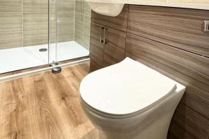 um banheiro com um vaso sanitário branco e um chuveiro em Cottage - Sleeps 2 - Pet friendly - Parking em Windermere