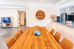 Un comedor con mesa y sillas de madera. en Villa Mathilda Di Porto-Vecchio, en Lecci