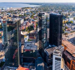 une vue aérienne d'une ville avec de grands immeubles dans l'établissement Luxury Nightlights NELLI Apartment, à Tallinn