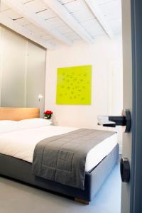 ein Schlafzimmer mit einem Bett und einem Wandgemälde in der Unterkunft Solferino Suite in Mailand