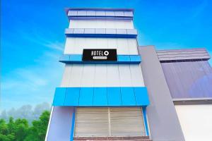 Un edificio con un cartel de mitzo en el costado. en Hotel O Prabhat Nagar Bareilly, en Bareilly