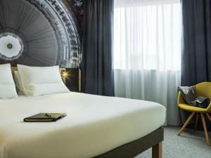 Postel nebo postele na pokoji v ubytování Novotel Paris 20 Belleville