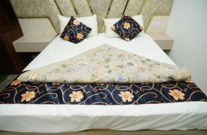 Ένα ή περισσότερα κρεβάτια σε δωμάτιο στο Hotel Mero Vrindavan