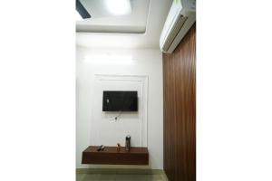 Μια τηλεόραση ή/και κέντρο ψυχαγωγίας στο Hotel Mero Vrindavan