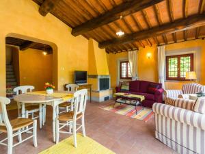 a living room with a couch and a table at Tuscan Charm in Greve in Le Bolle