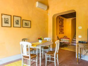a dining room with a table and chairs at Tuscan Charm in Greve in Le Bolle