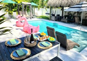 Бассейн в PoshPadz Banyan Villa 3 bedroom Private Pool Jupiter Beach или поблизости