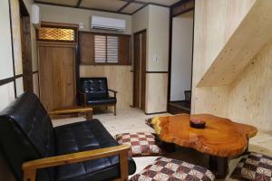 uma sala de estar com um sofá e uma mesa em Kagaribi Guesthouse em Tóquio