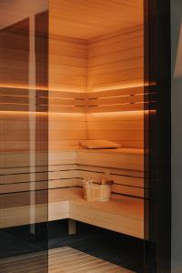una sauna con una parete di legno e un cesto di The Cyrus Hotel a Breslavia