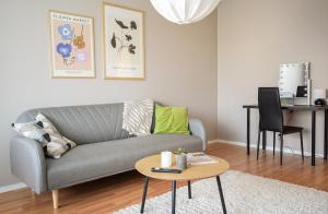 a living room with a couch and a table at Kodikas parvekkeellinen kaksio omalla parkkipaikalla in Kokkola