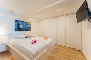 une chambre avec un lit avec des chaussures roses dessus dans l'établissement Flex SelfCheckIns 146 - Zagreb - 1 Bedroom - Loggia - WIFI, à Zagreb