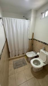 un bagno con un water e una tenda da doccia di Departamento Boulevares a Concepción del Uruguay