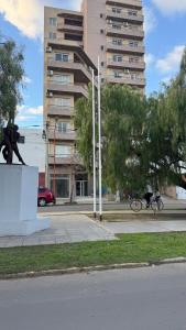 una statua di un uomo che va in bicicletta su una strada di Departamento Boulevares a Concepción del Uruguay Altre 8 foto