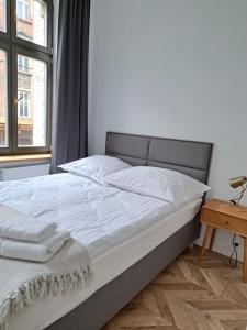 Ένα ή περισσότερα κρεβάτια σε δωμάτιο στο CanvasHome Apartamenty