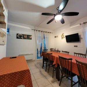 Μια τηλεόραση ή/και κέντρο ψυχαγωγίας στο Maison de plage familiale 14 personnes