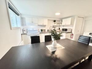 eine Küche mit einem Tisch mit einer Vase darauf in der Unterkunft Ste-Foy urban area - 4 bedrooms - Spa - EV chrger in Québec + 58 Fotos
