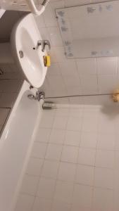 Un baño de Joli appartement de 2 chambres au centre-ville 4 fotos más