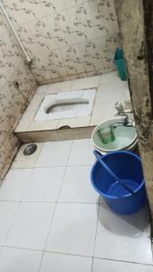 浦那Singh-Sadan PG HomeStay的一间卫生间和碗的浴室(位于地板上)